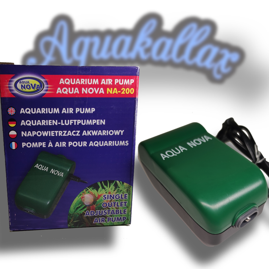 Grüne Aqua Nova NA-200 Aquarien-Luftpumpe mit Stromkabel neben ihrer Originalverpackung.