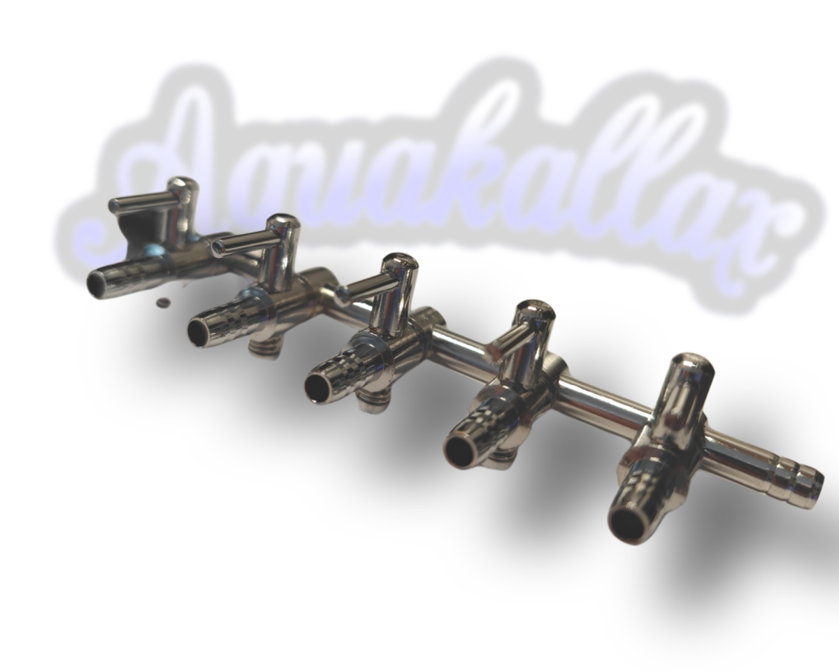 Metall-Luftverteiler mit fünf einzeln einstellbaren Hähnen und Schlauchanschlüssen, schräg von oben vor dem Aquakallax-Schriftzug.