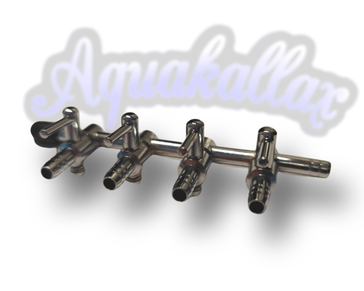 Metall-Luftverteiler mit vier einzeln einstellbaren Hähnen und Schlauchanschlüssen, schräg von vorne vor dem Aquakallax-Schriftzug.