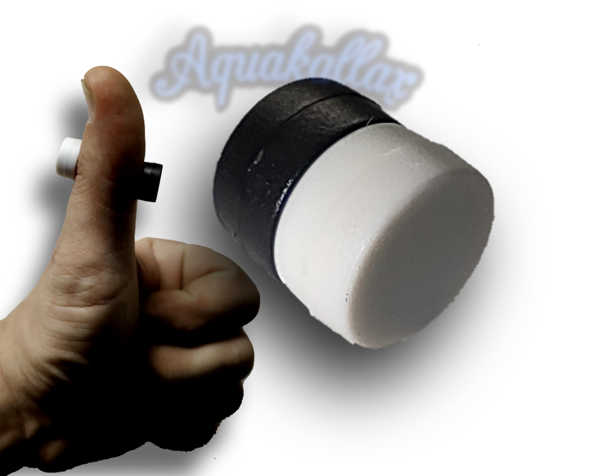 Aquakallax Powermagnet als schwarzes und weißes rundes Magnetpaar mit einer Hand in einer Produktcollage