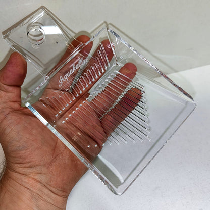 Transparente Aquakallax Schwimmpflanzenschaufel in einer Hand mit sichtbaren Ablauföffnungen