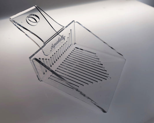 Transparente Aquakallax Schwimmpflanzenschaufel mit geschlitztem Boden und Griff in schräger Ansicht